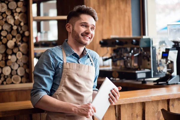 Agradable camarero sosteniendo la tableta — Foto de Stock