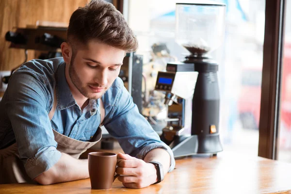 Piacevole barista bere caffè — Foto Stock