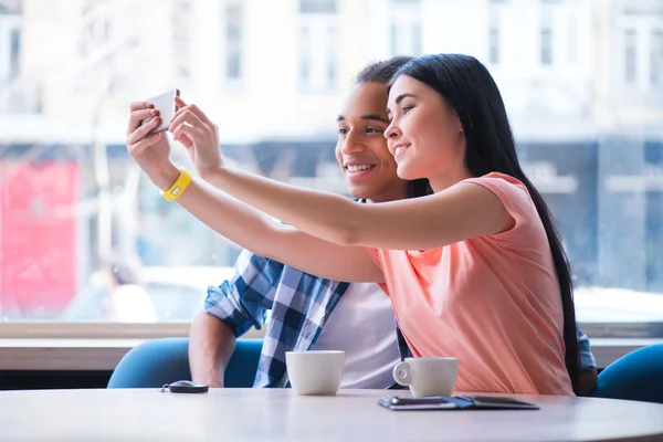 Pasangan yang baik membuat selfie — Stok Foto