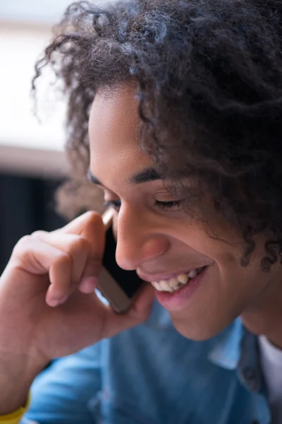 Tipo positivo hablando por teléfono inteligente — Foto de Stock