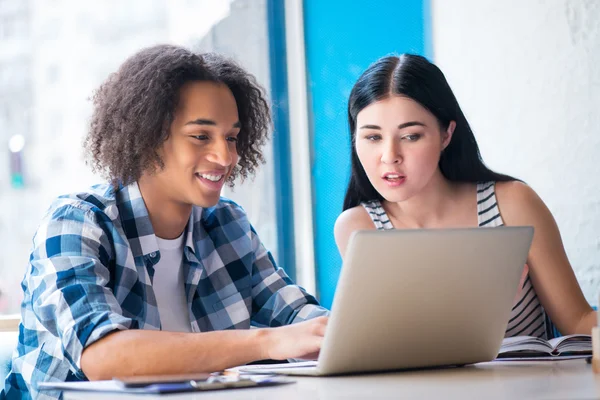 Nettes Paar sitzt am Tisch — Stockfoto