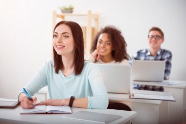 Masalarda oturan öğrencilerin grup