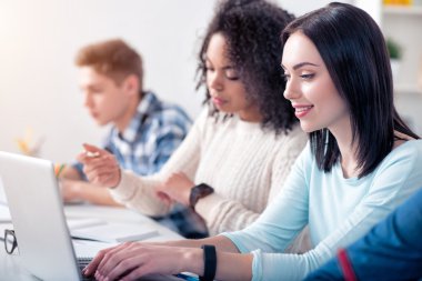 Sınıfta okuyan öğrenciler