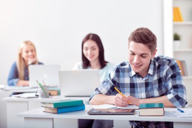 Sınıfta okuyan genç öğrenciler.