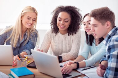 Modern teknolojiler kullanarak içeriği ve genç öğrenci grubu