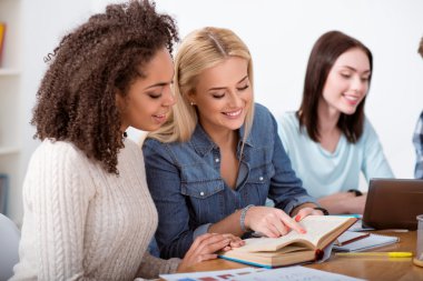 Mutlu kız öğrencilerin kitap okuma