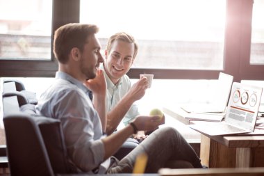 Masada oturan olumlu iş arkadaşları