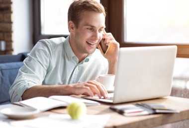 Pozitif adam cep telefonu konuşuyor