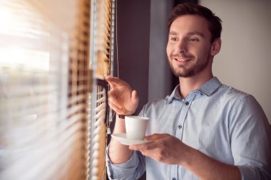 Mutlu adam kahve içme