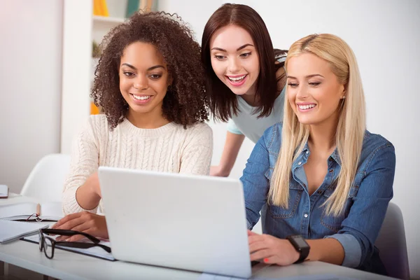 Pretty young students using the computer — Stock Photo, Image