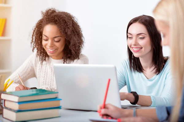 Jolis étudiants qui étudient en classe — Photo