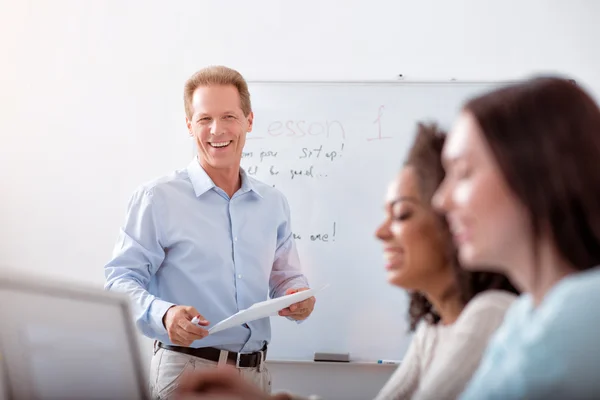 Gruppe von Schülern hört ihrem Lehrer zu — Stockfoto