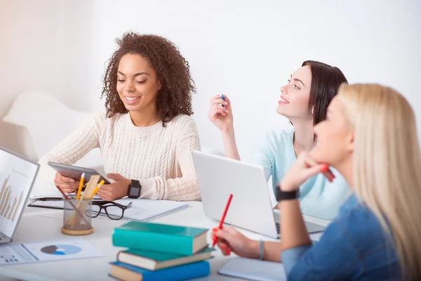 Estudantes do sexo feminino estudando na classe — Fotografia de Stock