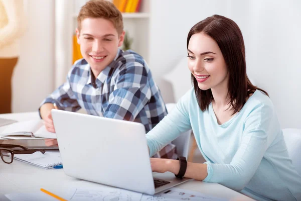 Unga studenters lärande med hjälp av dator — Stockfoto