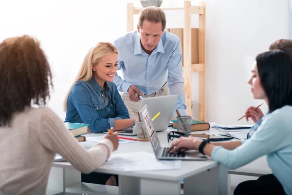 Unga studenters lärande med hjälp av dator — Stockfoto