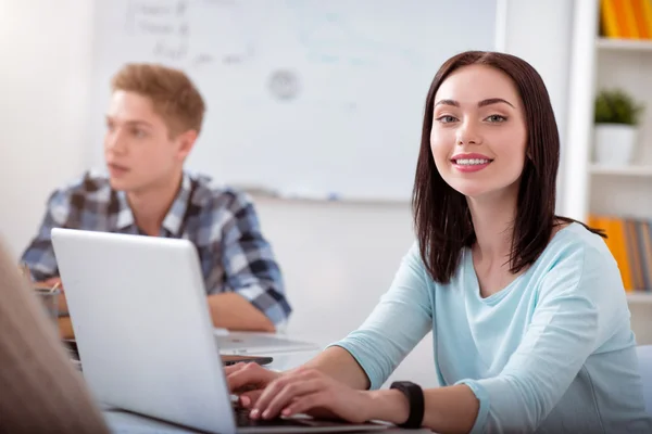 Students using the computer — Stock Photo, Image