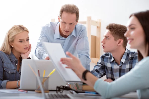 Leraar helpen van zijn studenten om te studeren — Stockfoto