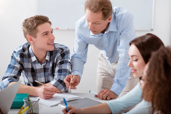 Profesor ayudando al estudiante — Foto de Stock