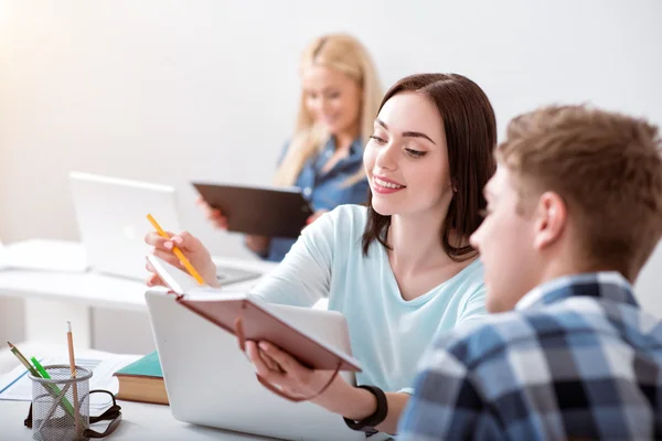 Beaux élèves apprenant ensemble dans la classe — Photo