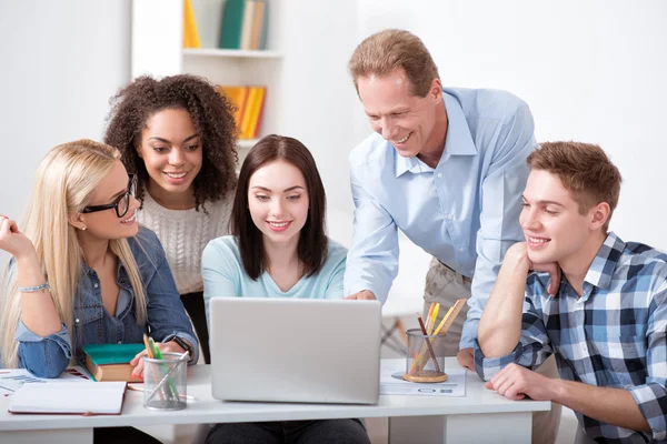 Profesor mostrando algo a sus mejores estudiantes — Foto de Stock