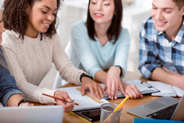 Unga studenter som studerar i biblioteket — Stockfoto