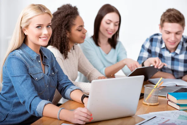 Glada studenter som studerar i cirkeln — Stockfoto