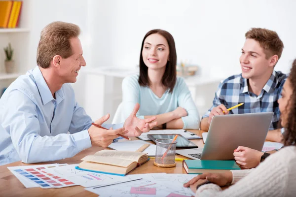 Profesor explicando a sus estudiantes cosas nuevas —  Fotos de Stock