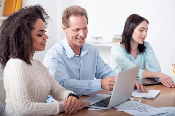 Lärare undervisning hans kvinnlig student — Stockfoto