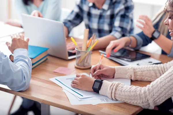 Junge Leute sitzen am Tisch — Stockfoto