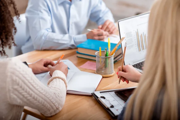 Studerande vid bordet — Stockfoto