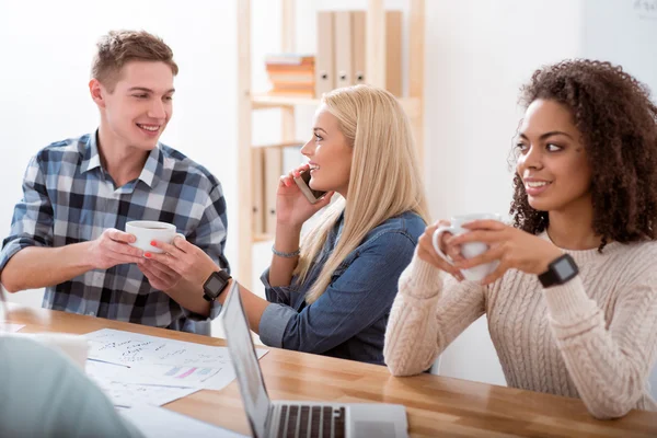 Jóvenes estudiantes tomando café — Foto de Stock