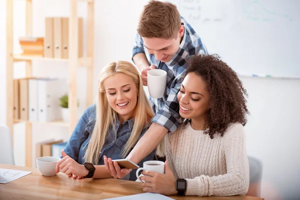 Junge Leute haben Freizeit — Stockfoto