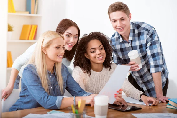 Estudiantes trabajando juntos — Foto de Stock