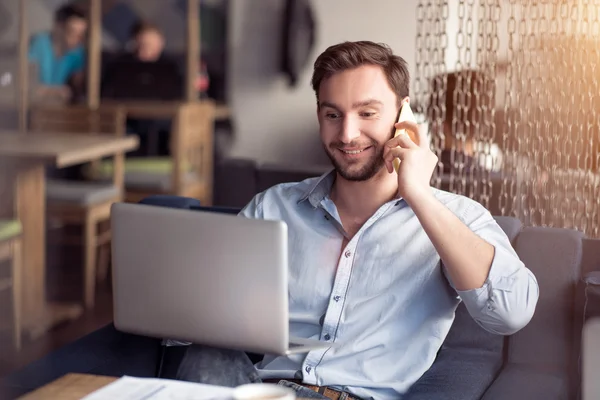 Delighted smiling guy talking on cell phone — Stock Photo, Image