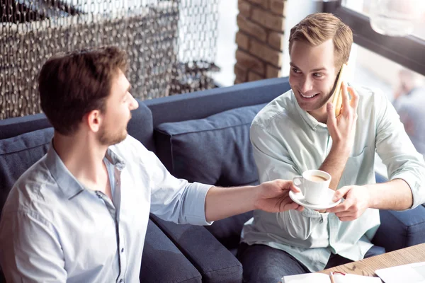 Masada oturan neşeli arkadaşları