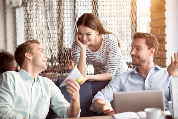 Positive kolleger som sitter ved bordet – stockfoto