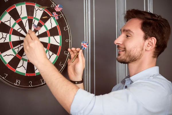 Hombre positivo jugando dardos — Foto de Stock