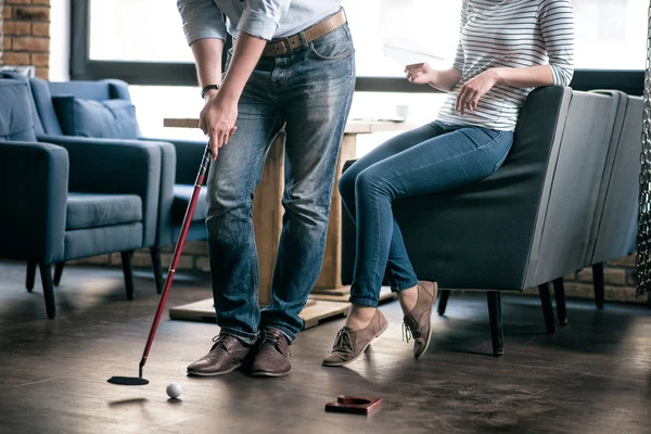 Positive friends playing golf inside — Stock Photo, Image