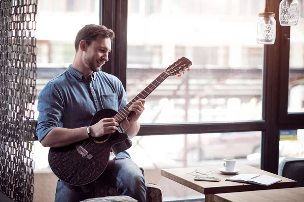 Hombre positivo tocando la guitarra — Foto de Stock