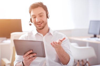 Masada oturan olumlu adam