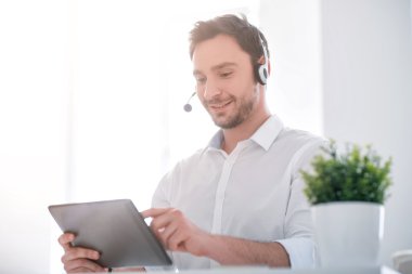 Masada oturan olumlu adam