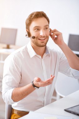 Pozitif adam ile mikro kulaklık kullanarak.