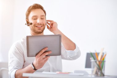 Çağrı merkezinde çalışan olumlu adam