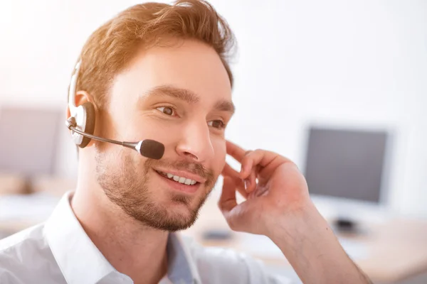 Positive man talking with client — Stock Photo, Image