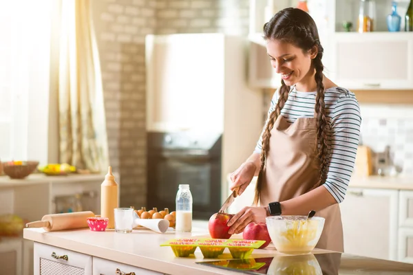 Cheerful smiling woman cooking in the kitchen — Stock Photo, Image