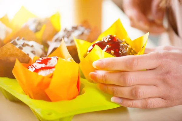 Angenehme Frau mit Kuchen — Stockfoto