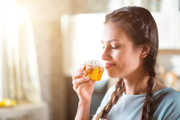 Verheugd vrouw eten maffyn — Stockfoto