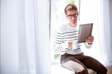 Pencere pervazına üzerinde oturan hoş adam