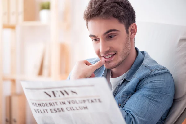 Entzückter Mann liest Zeitung. — Stockfoto