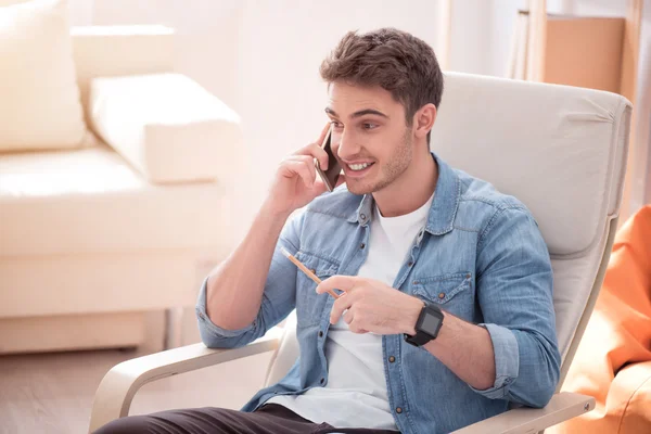 Veselá radost muž mluví do mobilního telefonu — Stock fotografie